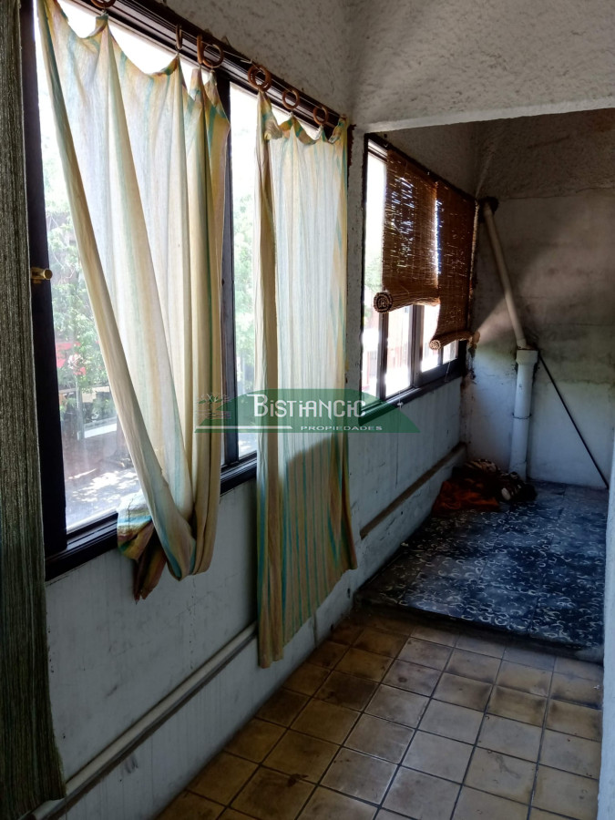 Casa ID.599 - Casa centrica, a media cuadra de peatonal Sarandí, muy comercial, ideal locales. 240 m2.