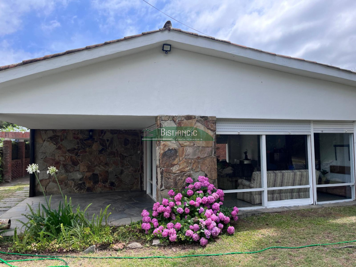 Casa ID.3023 - Hermoso chalet en alquiler de temporada, 3 dorm, con parrillero y patio.