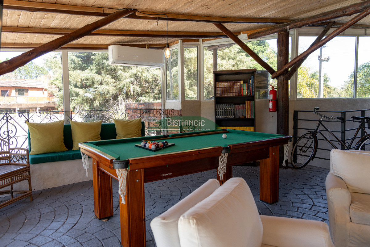 Casa ID.2954 - Chalé 4 dorm 4 baños gran living, piscina grande + 2 deptos externos para renta. Terreno de 1700 m2 + 620 m2 construidos. Precio de Venta US$ 595.000.