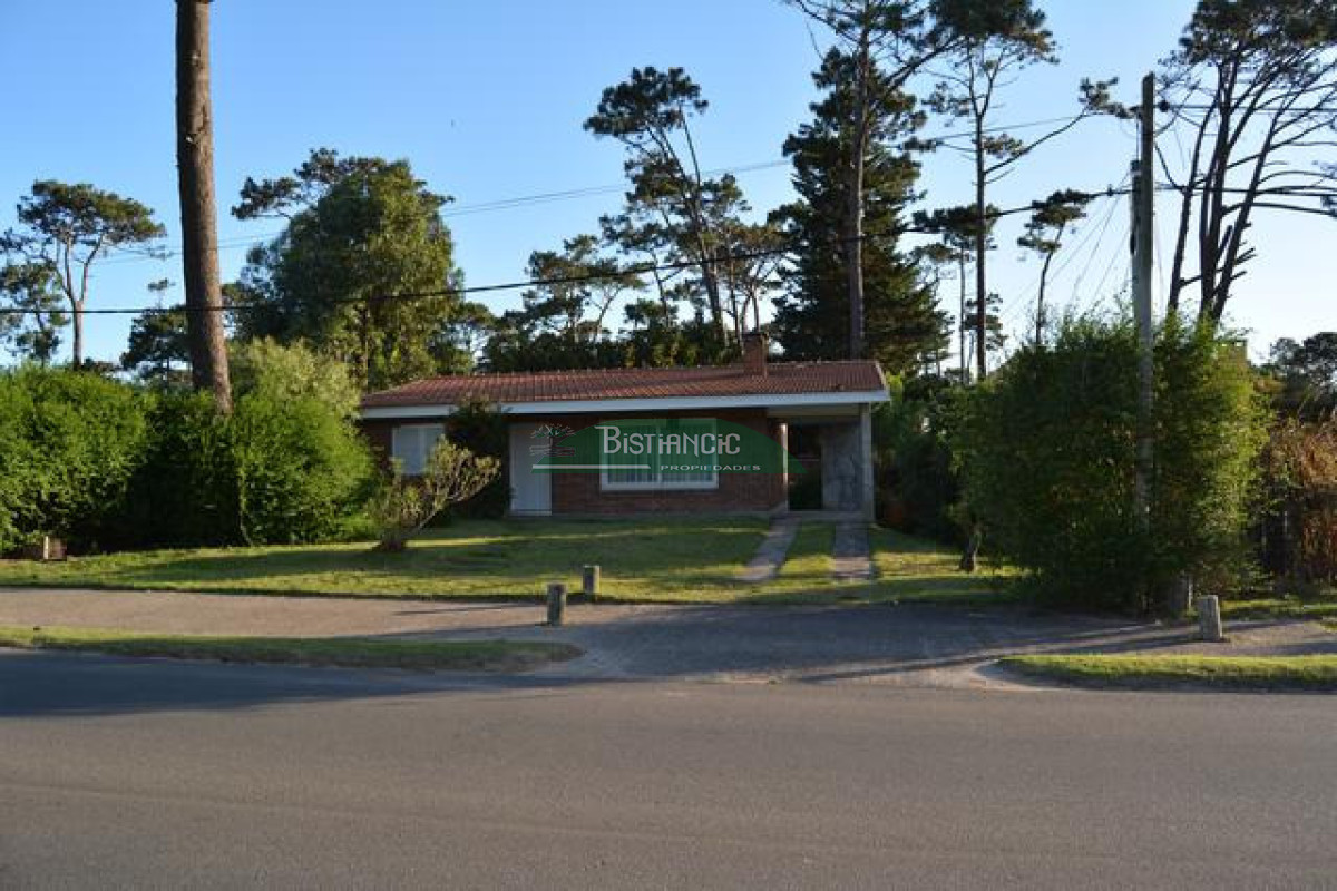 Casa ID.3019 - Pinares Chalé tradicional 3 dorm 2 baños + servicio, 718 m2 jardín, cerca de todo. Venta US$ 268.000.