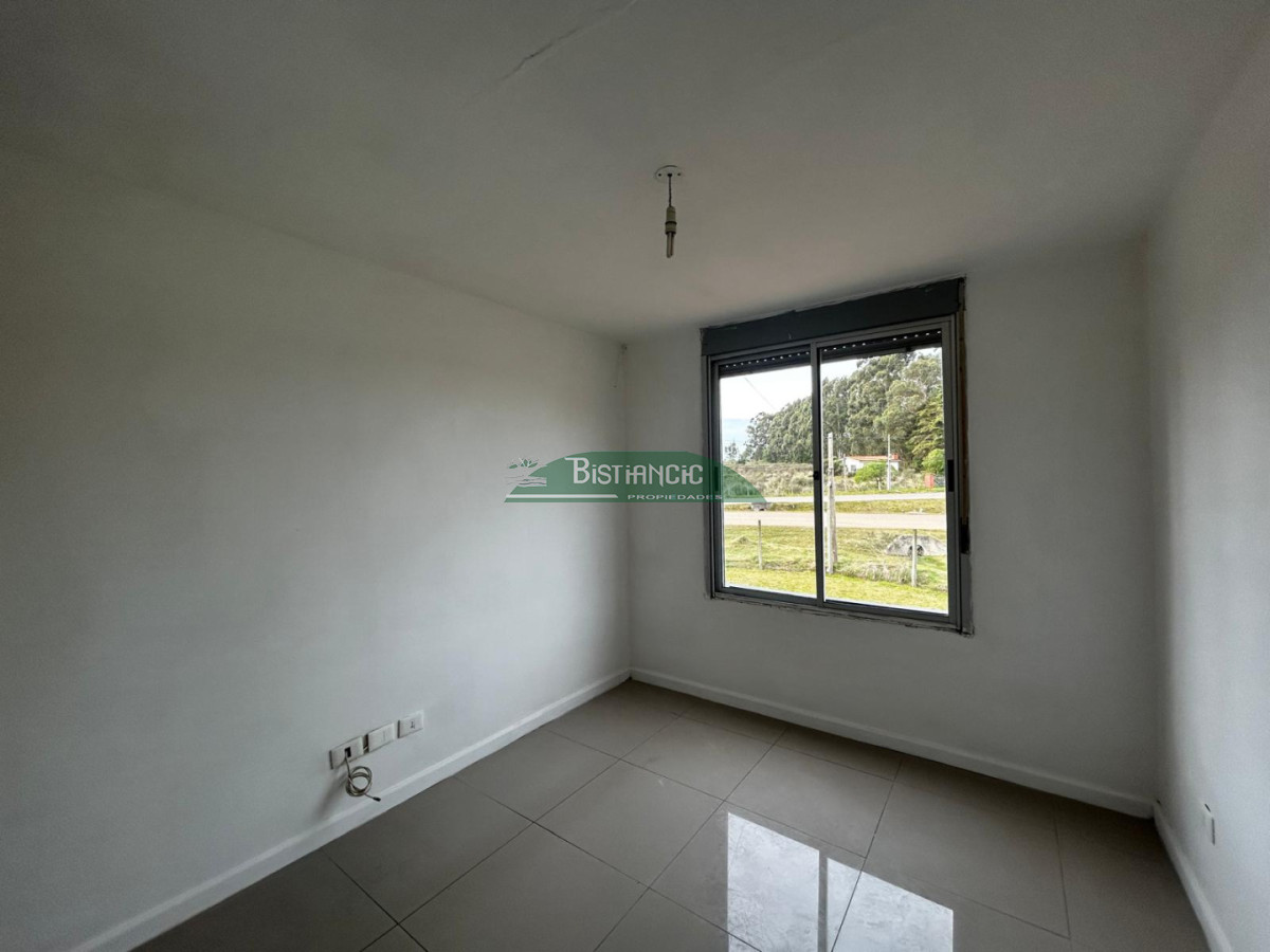 Casa ID.2572 - Alquiler Anual. Duplex en Cno. Lussich de 2 dorm, con patio y estacionamiento
