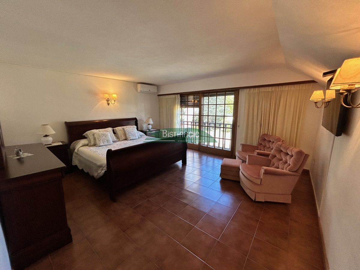 Casa ID.1003 - Chalé Paradas Mansa, 5 dormitorios 4 baños, amplio y luminoso, construcción de calidad, 1000m2 de tierra y 400 m2 edificados. Venta US$ 740.000.