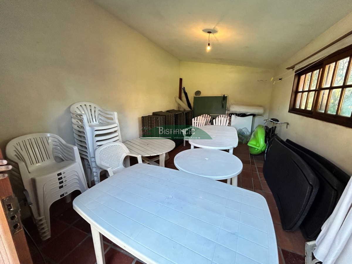 Casa ID.1003 - Chalé Paradas Mansa, 5 dormitorios 4 baños, amplio y luminoso, construcción de calidad, 1000m2 de tierra y 400 m2 edificados. Venta US$ 740.000.