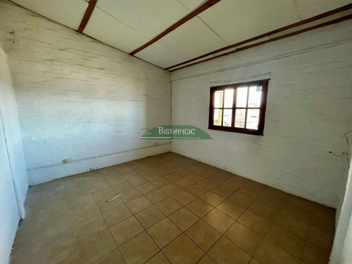 Casa ID.2367 - Apto en planta alta en alquiler anual, 1 dorm, con living comedor con cocina integrada.