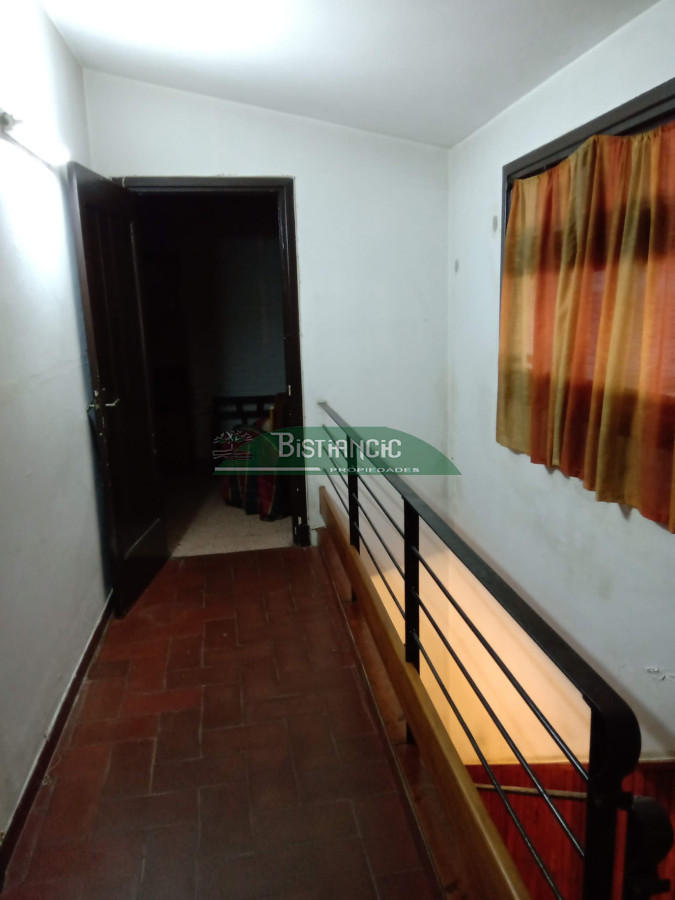 Casa ID.599 - Casa centrica, a media cuadra de peatonal Sarandí, muy comercial, ideal locales. 240 m2.