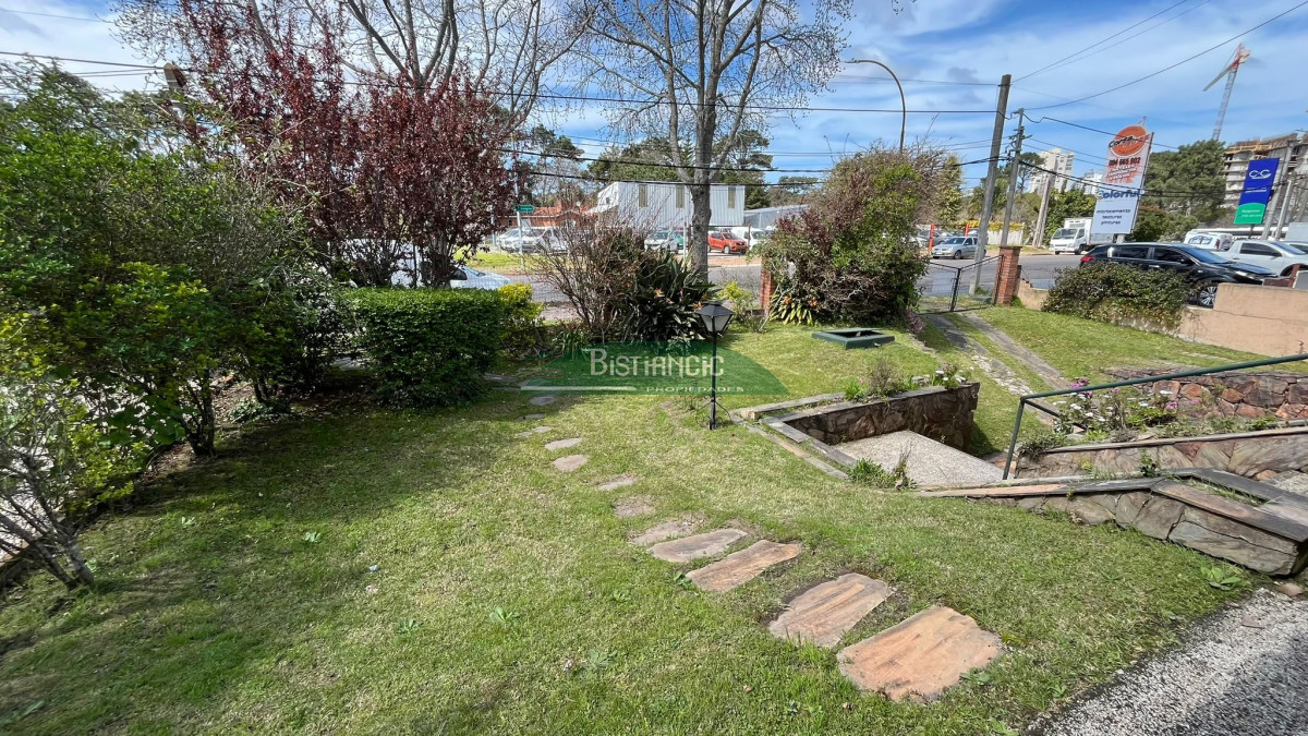 Casa ID.3011 - Chalé Bo Mónaco sobre Chiossi, amplia y sólida construcción, para vivir o comercial. Venta US$320.000. 