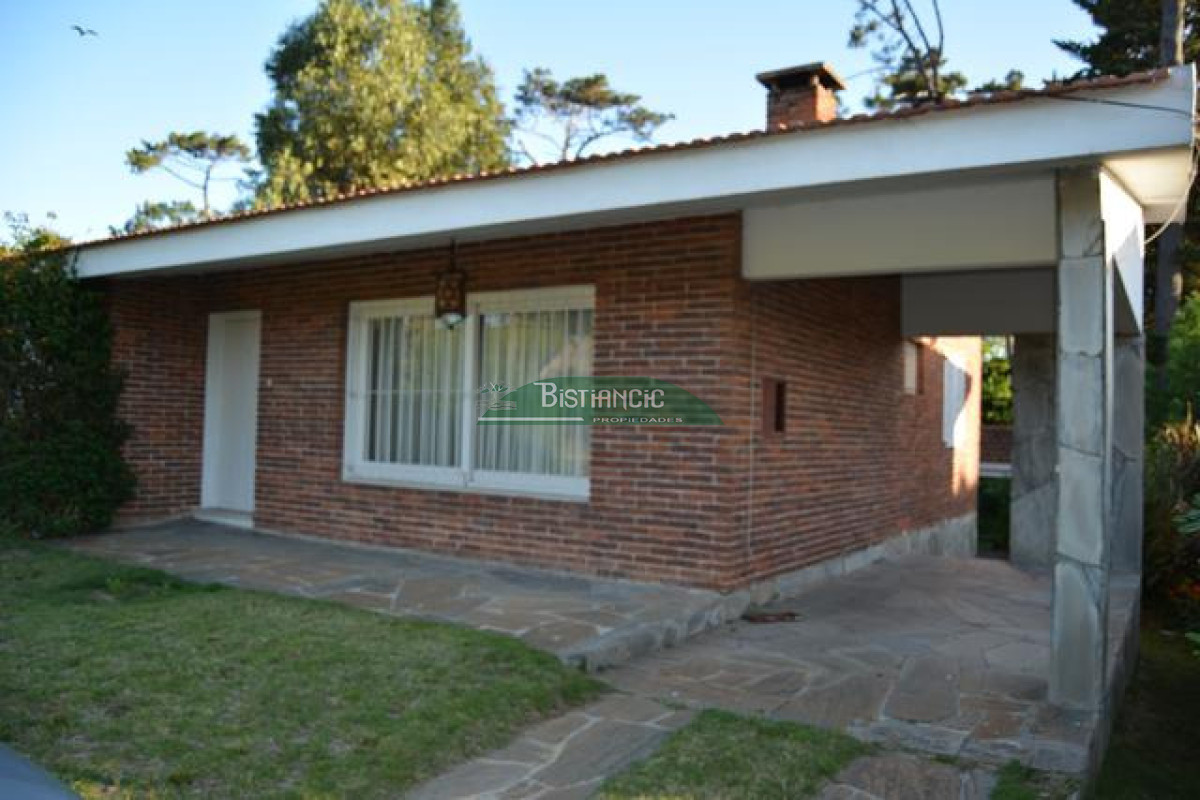 Casa ID.3019 - Pinares Chalé tradicional 3 dorm 2 baños + servicio, 718 m2 jardín, cerca de todo. Venta US$ 268.000.