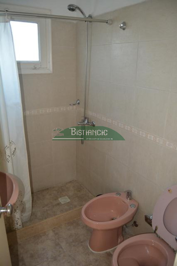 Casa ID.3019 - Pinares Chalé tradicional 3 dorm 2 baños + servicio, 718 m2 jardín, cerca de todo. Venta US$ 268.000.