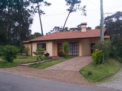 Chalé en Paradas Mansa, 3 dorm 3 baños más depto con baño, garaje, piscina climatizada, barbacoa, etc. Venta US$ 415.000.