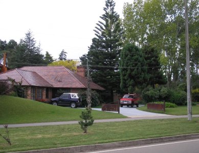 Chalé 2200 m2 de jardín y 374 m2 edf. 4 dorm 3 baños, barbacoa integrada calefacción, Precio de venta US$ 460.000.