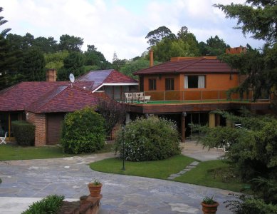 Chalé 2200 m2 de jardín y 374 m2 edf. 4 dorm 3 baños, barbacoa integrada calefacción, Precio de venta US$ 460.000.