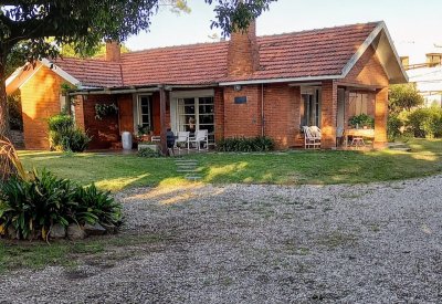 Pinares cerca del mar Chalé tradicional 1000m2 terreno y 350m2 construidos, 5 dorm 3 baños mas depto externo. Venta US$ 470.000