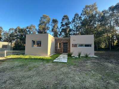 Casa a estrenar en barrio privado, construcción tradicional, 2 dorm 2 baños 370 m2 de terreno  US$170.000. financiación