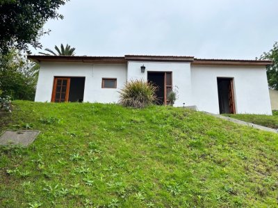 Casita en alquiler anual, de 1 dorm con patio. En barrio norte.