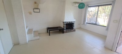 Alquiler anual duplex en jardines de cordoba, 3 dormitorios, 3 baños (1 en suite), parrillero, cochera y patio.  