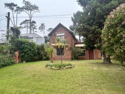 Pinares chalé 3 dorm 3 baños living barbacoa 616 m2 con 144m2 edf. riego, etc. Venta US$ 275.000.