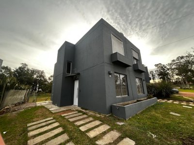 Alquiler Anual. Duplex en Cno. Lussich de 2 dorm, con patio y estacionamiento