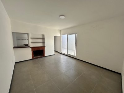 Centro de Maldonado Casa de 2 dorm 1 baño, living com con estufa a leña, cocina, 2 patios cerrados. Alquiler $ 30.000