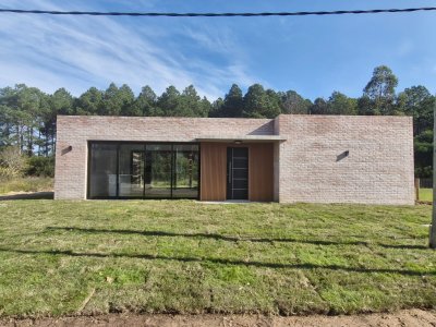 Casa a estrenar en Pinares , 3 dorm, 2 baños ( 1 en suite), salida con parrillero y pergola. 