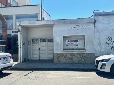 Vendo casa Centro Maldonado casi peatonal a reciclar ideal comercio, 180 m2 .