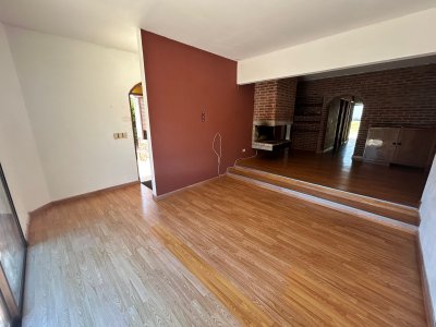 Chalé en Pinares, construcción tradicional de 2 dorm 2 baños, living com, cocina comedor, 2 cocheras, depto baño. Venta US$ 180.000.