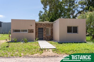 Casa a estrenar en barrio privado, construcción tradicional, 2 dorm 2 baños 370 m2 de terreno  US$170.000. financiación