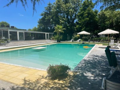 Chalé 4 dorm 4 baños gran living gran piscina + 2 deptos externos para renta. 1700 m2 + 620 m2 construidos. Venta US$ 595.000.
