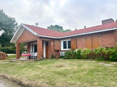 Pinares cerca del mar Chalé tradicional 1000m2 terreno y 350m2 construidos, 5 dorm 3 baños mas depto externo. Venta US$ 470.000