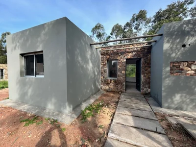 Casa a estrenar en barrio privado, construcción tradicional, 2 dorm 2 baños 370 m2 de terreno  US$170.000. financiación