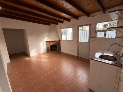 Alquiler anual, hermosa casita al fondo de 2 dorm, baño, living comedor con estufa a leña.