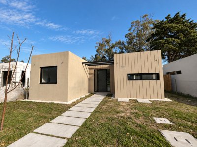 Casa a estrenar en barrio privado, construcciÃ³n tradicional, 2 dorm 2 baÃ±os 310 m2 de terreno  