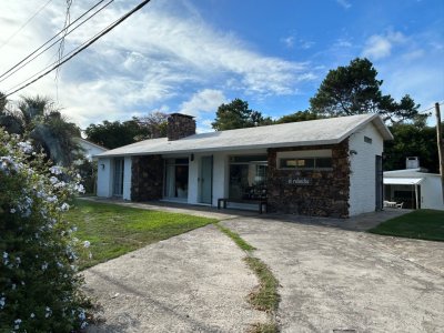 Hermoso chalet sobre camino la laguna. 3 dorm, 1 baño, barbacoa con baño y deposito. Patio y Estacionamiento. 