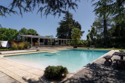 Chalé 4 dorm 4 baños gran living, piscina grande + 2 deptos externos para renta. Terreno de 1700 m2 + 620 m2 construidos. Precio de Venta US$ 595.000.