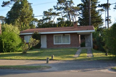 Pinares Chalé tradicional 3 dorm 2 baños + servicio, 718 m2 jardín, cerca de todo. Venta US$ 268.000.