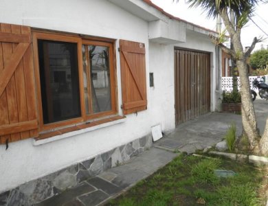 Barrio Rivera Casa de 2 dorm 1 baño, living, cocina comedor, garaje, fondo, Venta US$ 98.000