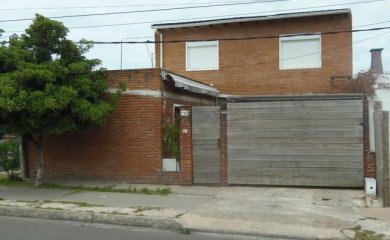 Maldonado, casa de 3 dorm 2 baños, cochera y parrillero, Venta US$ 110.000.