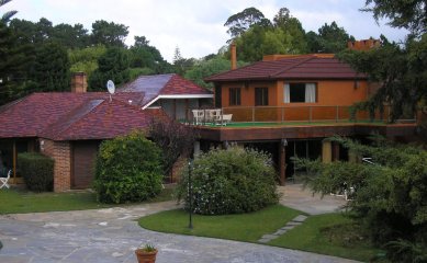 Chalé 2200 m2 de jardín y 374 m2 edf. 4 dorm 3 baños, barbacoa integrada calefacción, Precio de venta US$ 460.000.
