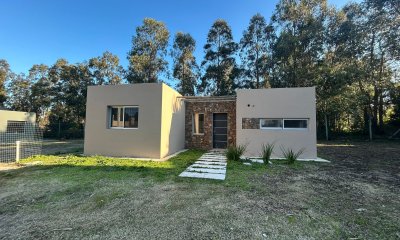 Casa a estrenar en barrio privado, construcción tradicional, 2 dorm 2 baños 370 m2 de terreno  US$170.000. financiación