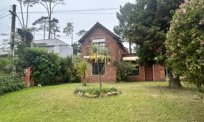 Pinares chalé 3 dorm 3 baños living barbacoa 616 m2 con 144m2 edf. riego, etc. Venta US$ 275.000.