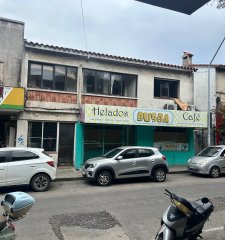 Casa centrica, a media cuadra de peatonal Sarandí, muy comercial, ideal locales. 240 m2.