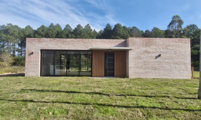 Casa a estrenar en Pinares , 3 dorm, 2 baños ( 1 en suite), salida con parrillero y pergola.