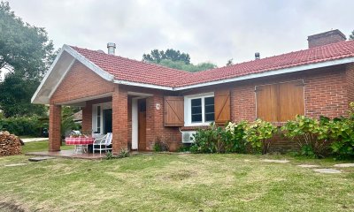 Pinares cerca del mar Chalé tradicional 1000m2 terreno y 350m2 construidos, 4 dorm 3 baños mas depto externo. Venta US$ 470.000