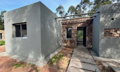 Casa a estrenar en barrio privado, construcción tradicional, 2 dorm 2 baños 370 m2 de terreno  US$170.000. financiación