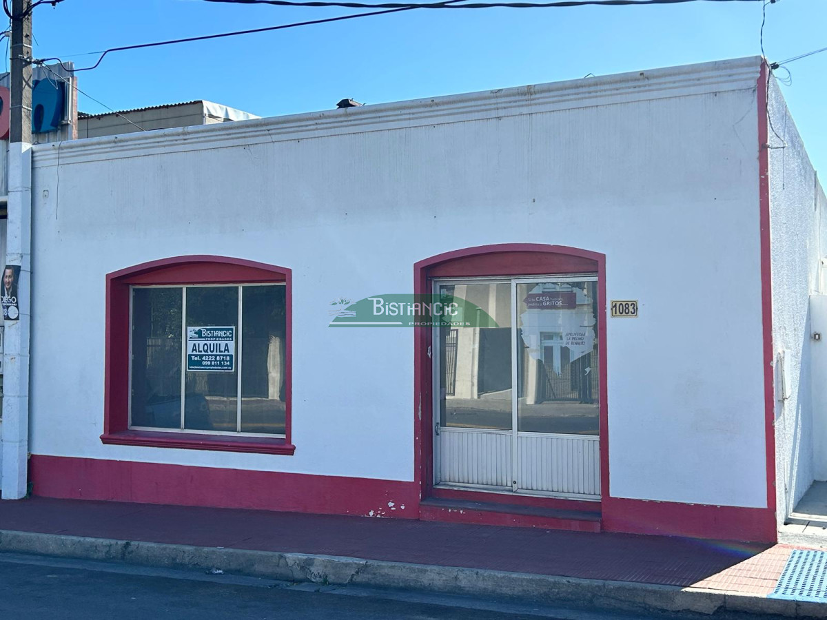Local Comercial ID.1981 - Local comercial frente a UTE, prox a 5 esquinas. 1 ambiente al frente con baño. 30m2 