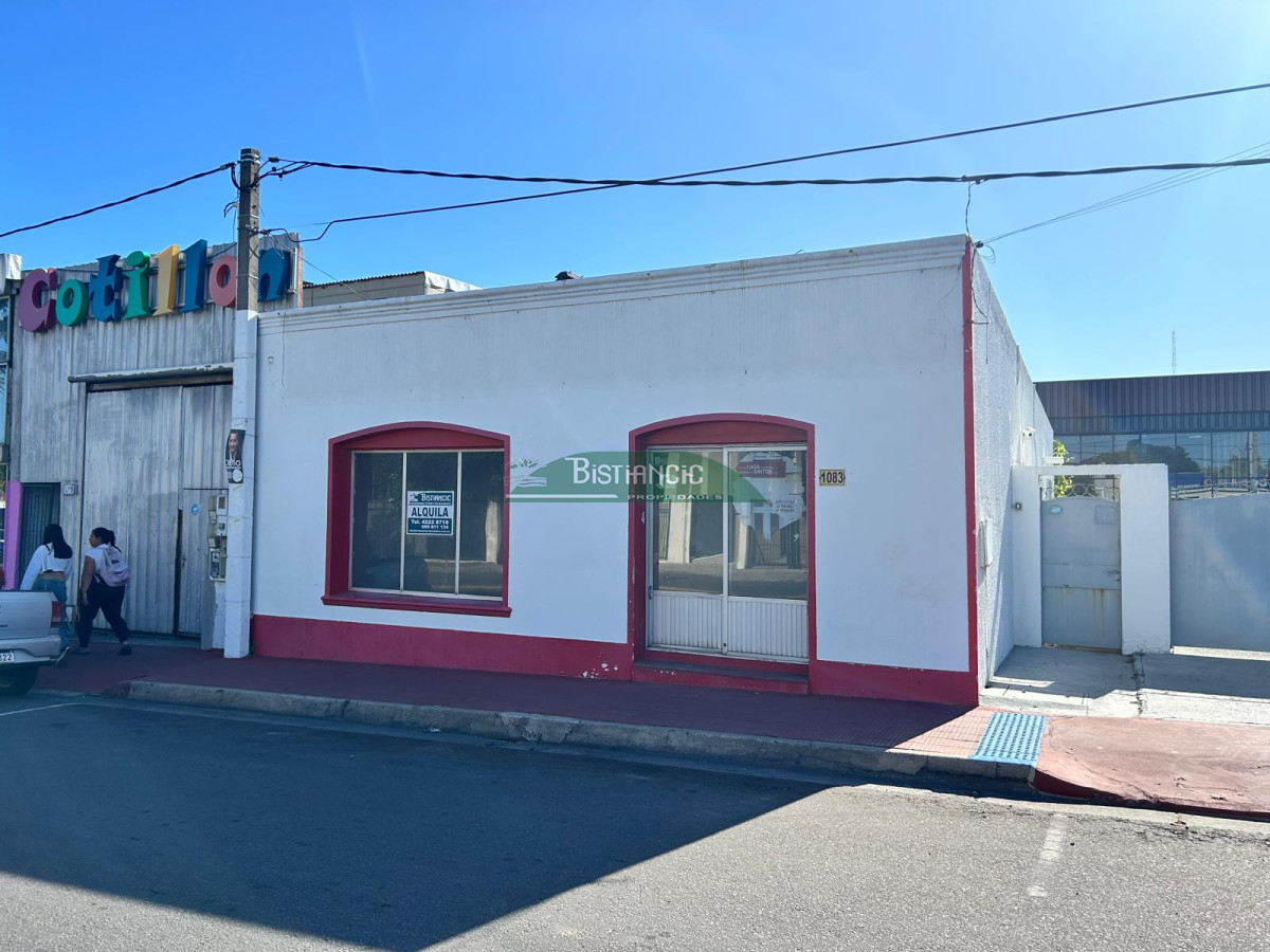 Local Comercial ID.1981 - Local comercial frente a UTE, prox a 5 esquinas. 1 ambiente al frente con baño. 30m2 