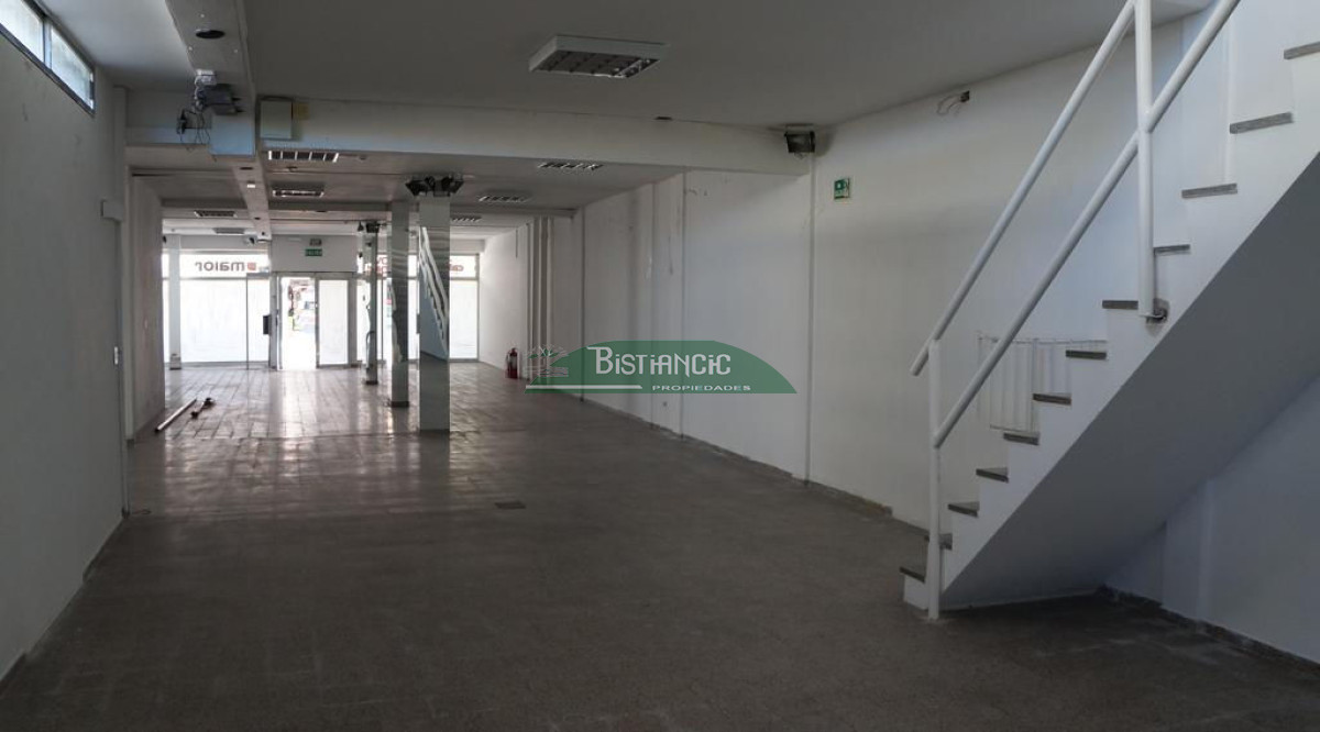 LOCAL PEATONAL SARANDÍ 300M2, BUEN FRENTE