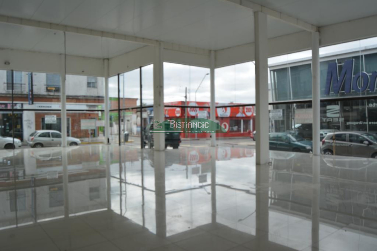 Local Comercial ID.2652 - Amplio local 350 m2 vidriado, sobre calle principa
