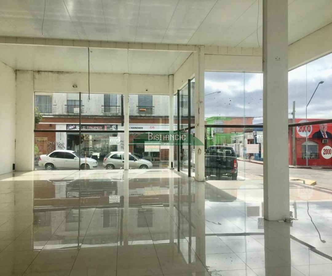 Local Comercial ID.2652 - Amplio local 350 m2 vidriado, sobre calle principa