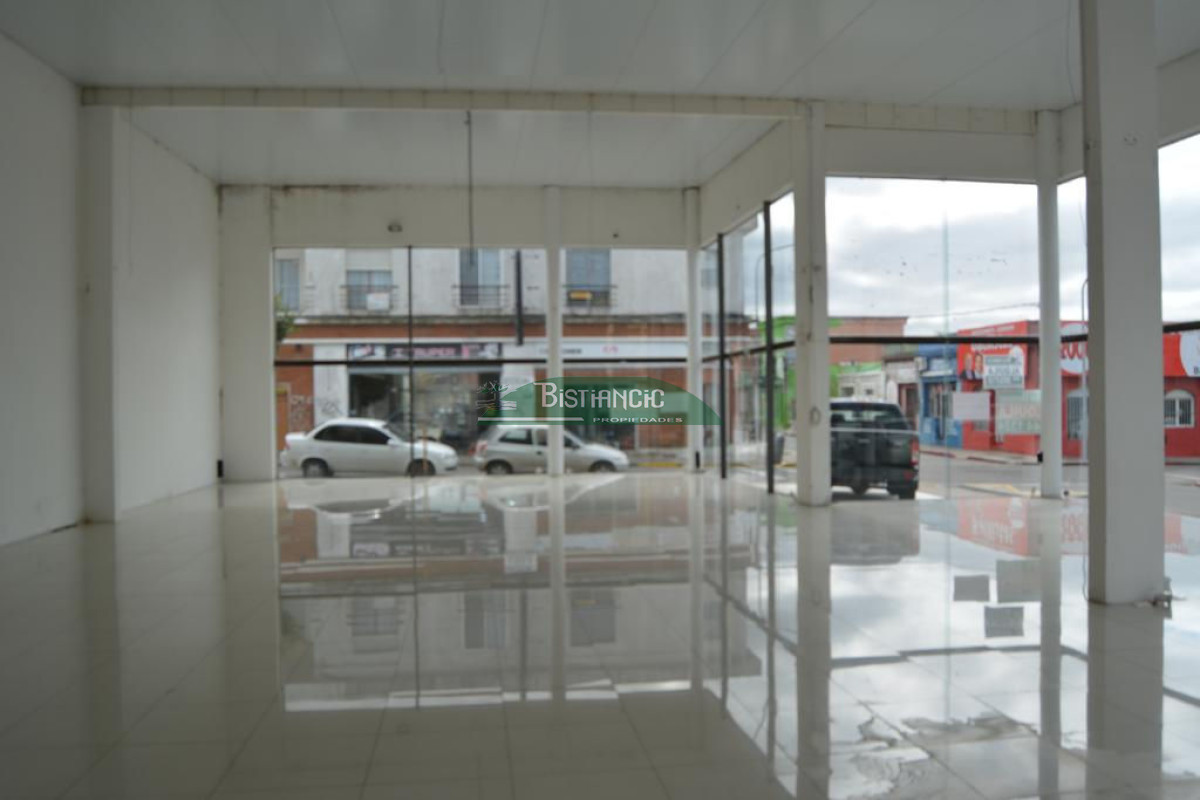 Local Comercial ID.2652 - Amplio local 350 m2 vidriado, sobre calle principa