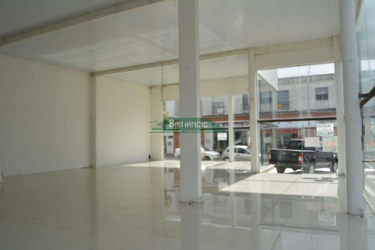 Local Comercial ID.2652 - Amplio local 350 m2 vidriado, sobre calle principa